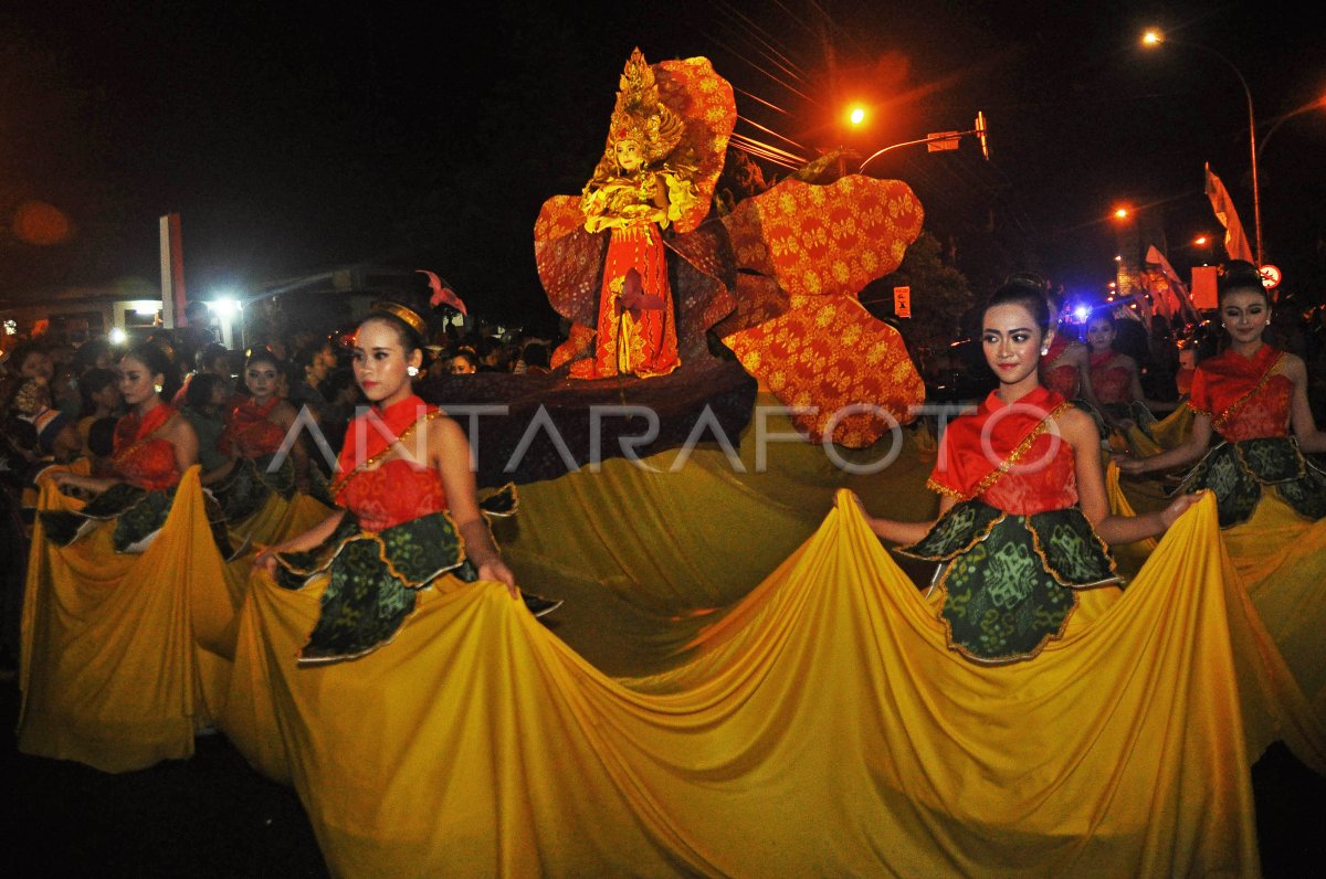 PARADE SENI BUDAYA JAWA TENGAH 2016 | ANTARA Foto