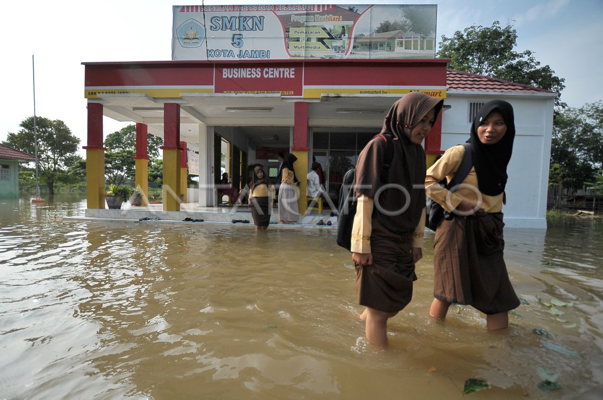 UJIAN SEKOLAH TERDAMPAK BANJIR | ANTARA Foto