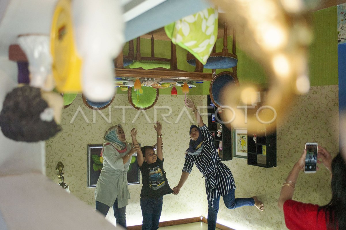 WISATA DUNIA TERBALIK | ANTARA Foto