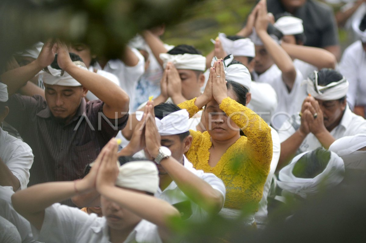 Hari Raya Galungan Di Bali Antara Foto