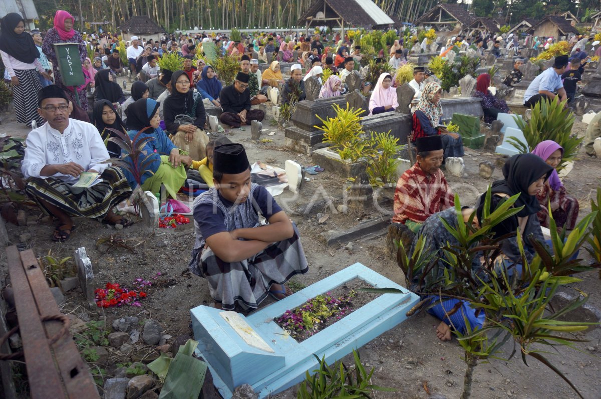 TAHLIL AKBAR DI PEMAKAMAN | ANTARA Foto