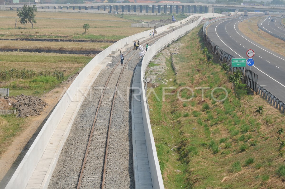 PEMBANGUNAN JALUR KA BANDARA ADI SOEMARMO | ANTARA Foto