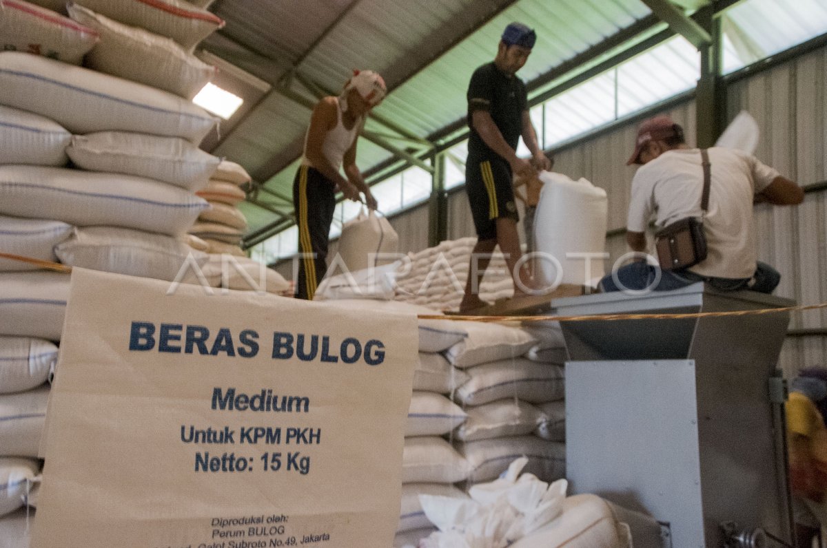 DISTRIBUSI BANSOS BERAS BULOG | ANTARA Foto