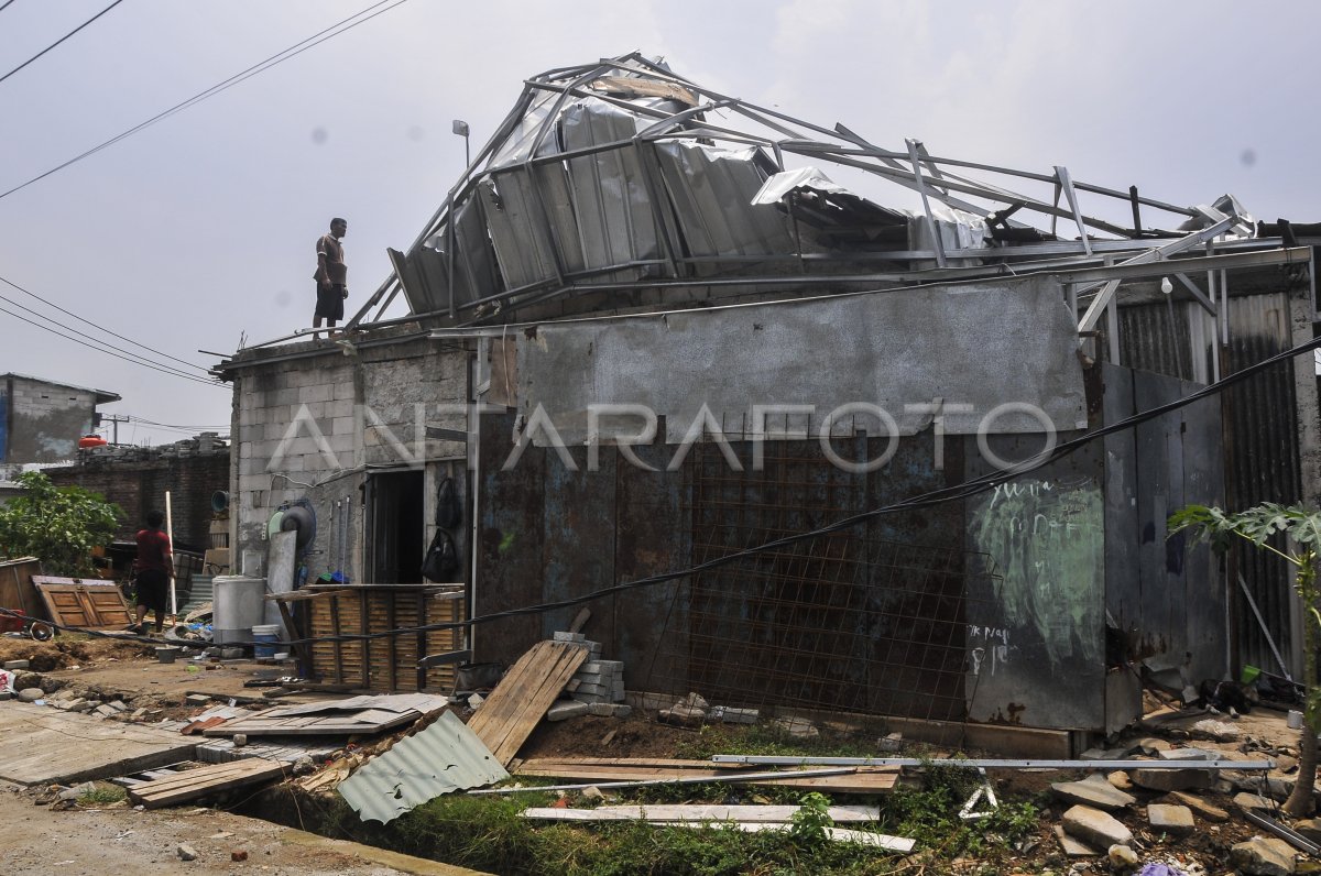 Angin Kencang Rusak Rumah Warga Di Cikarang Antara Foto