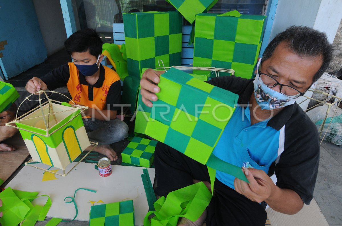 KERAJINAN LAMPION LEBARAN | ANTARA Foto
