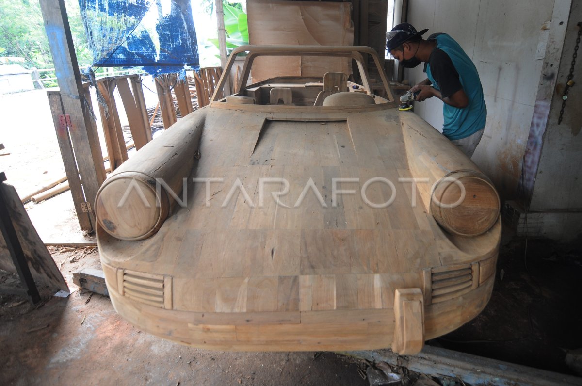 KERAJINAN REPLIKA MOBIL DARI KAYU JATI | ANTARA Foto