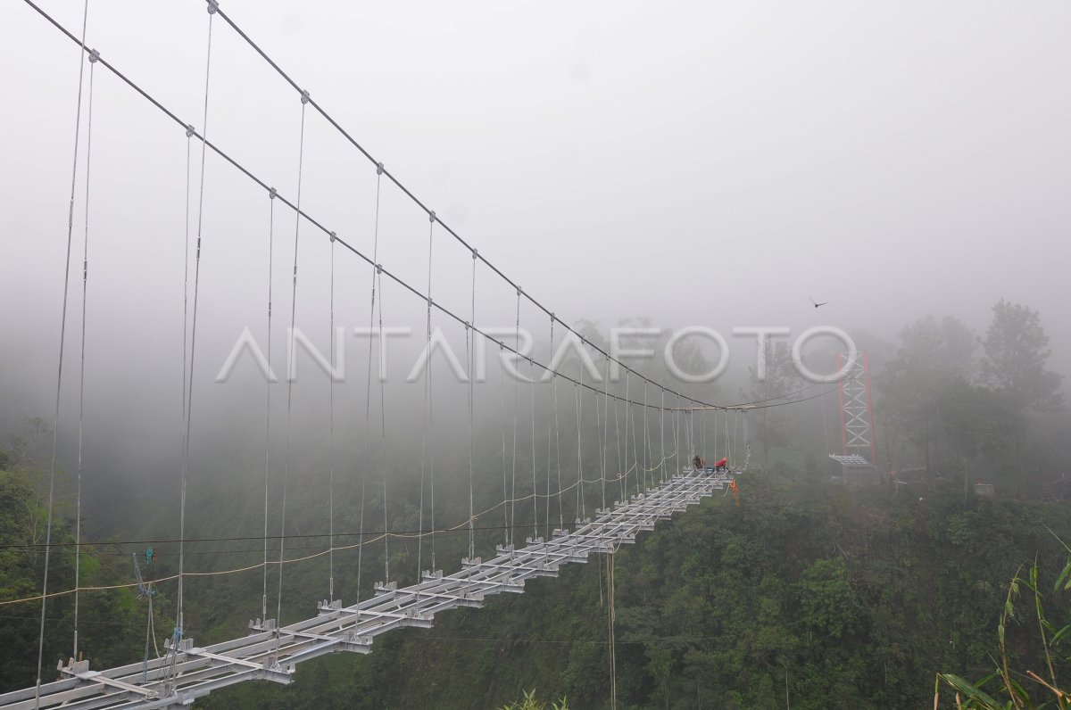 PEMBANGUNAN JEMBATAN DI LERENG MERAPI | ANTARA Foto