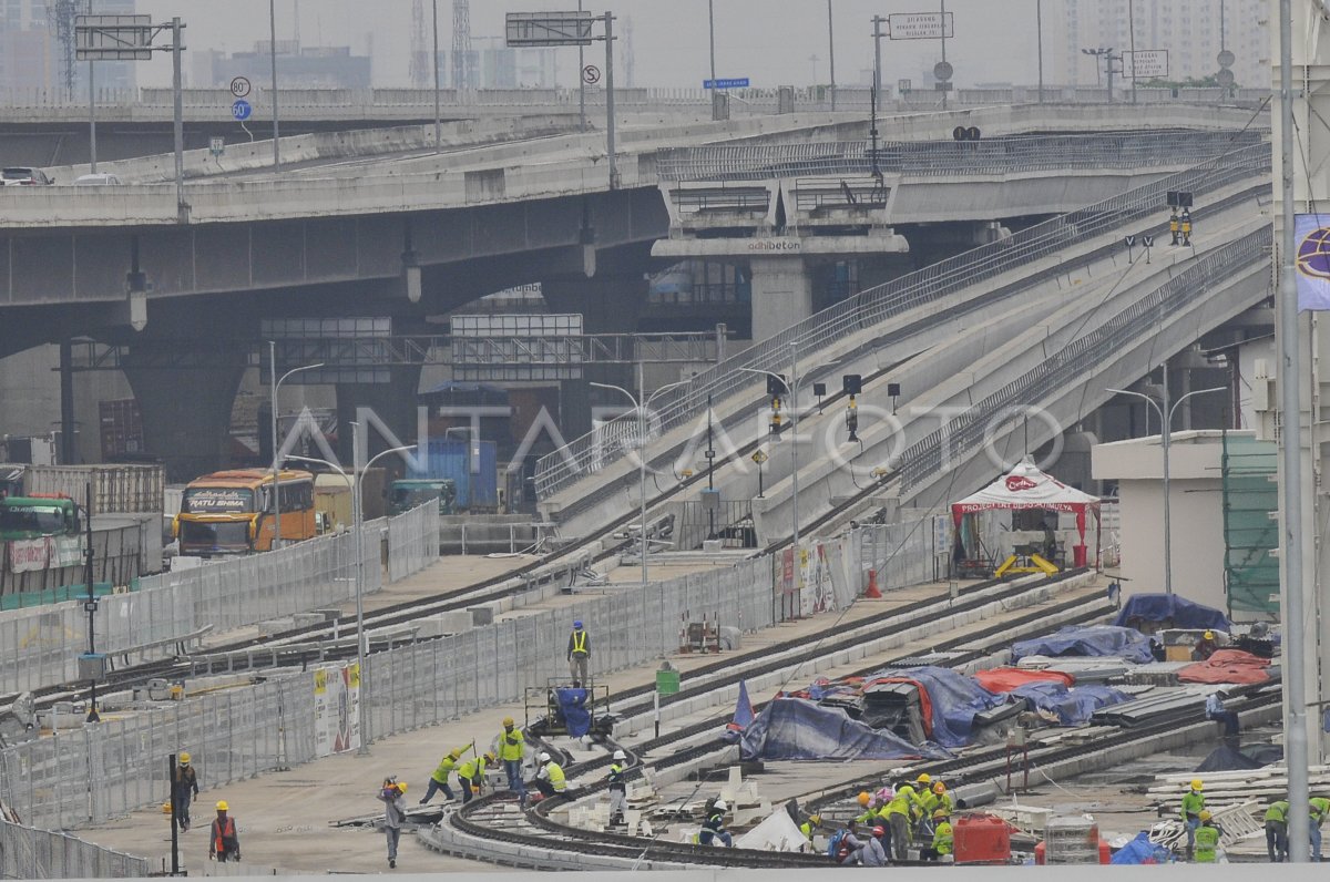 PROGRES PEMBANGUNAN LRT | ANTARA Foto