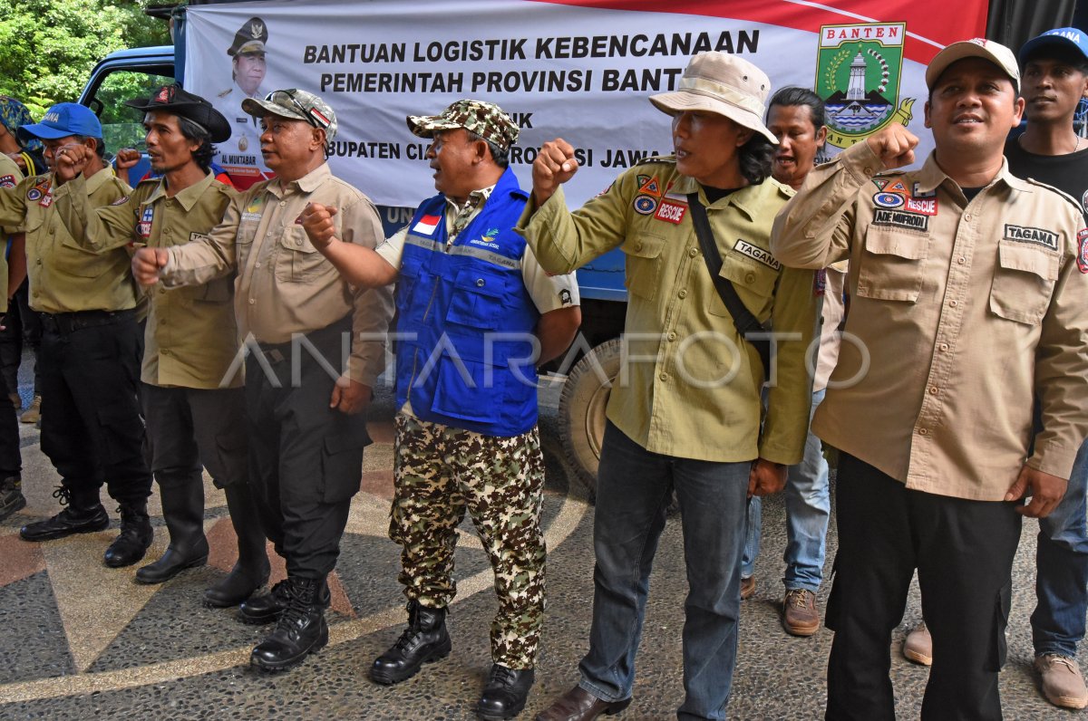 BANTUAN UNTUK KORBAN GEMPA CIANJUR | ANTARA Foto