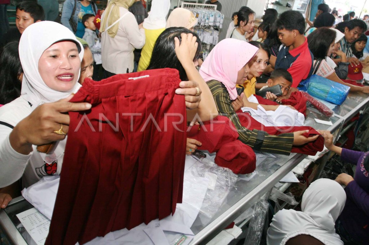 SERAGAM SEKOLAH | ANTARA Foto