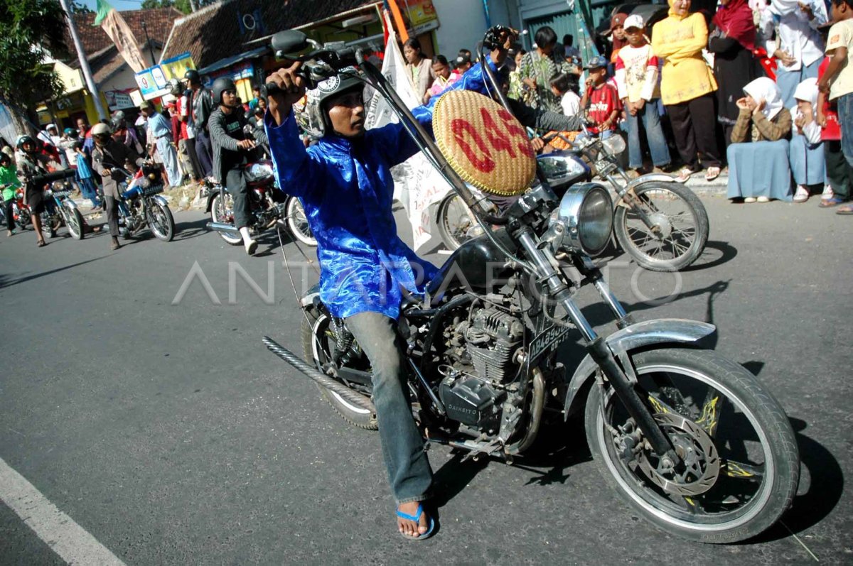 Pawai Hut Ri Antara Foto