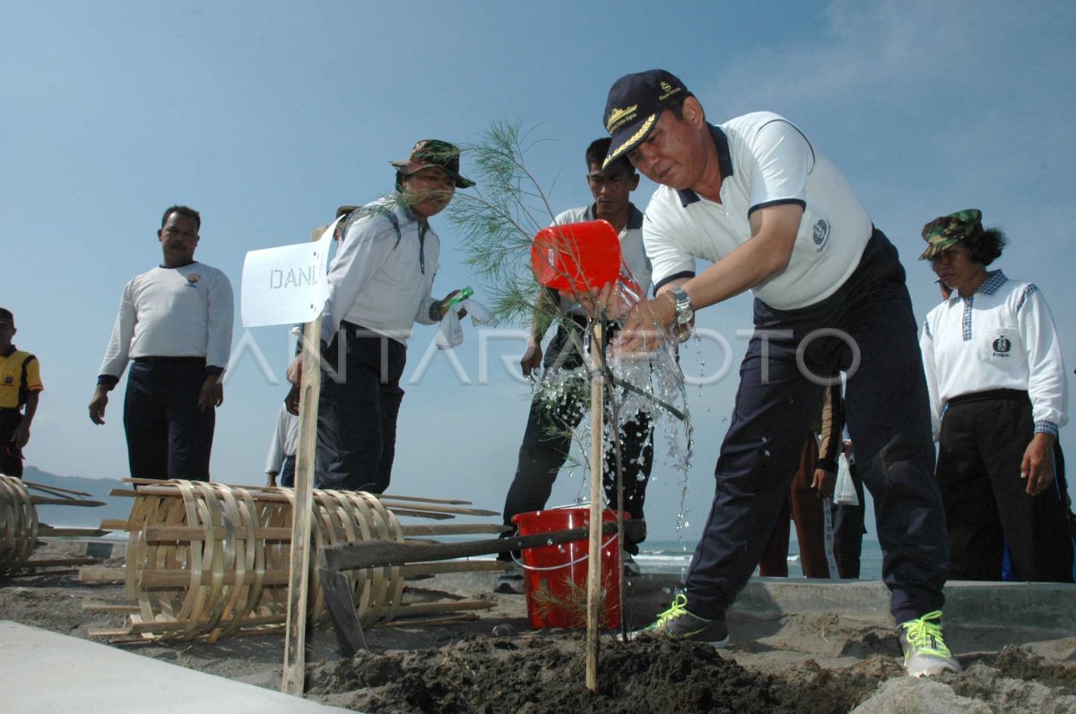 TANAM POHON | ANTARA Foto