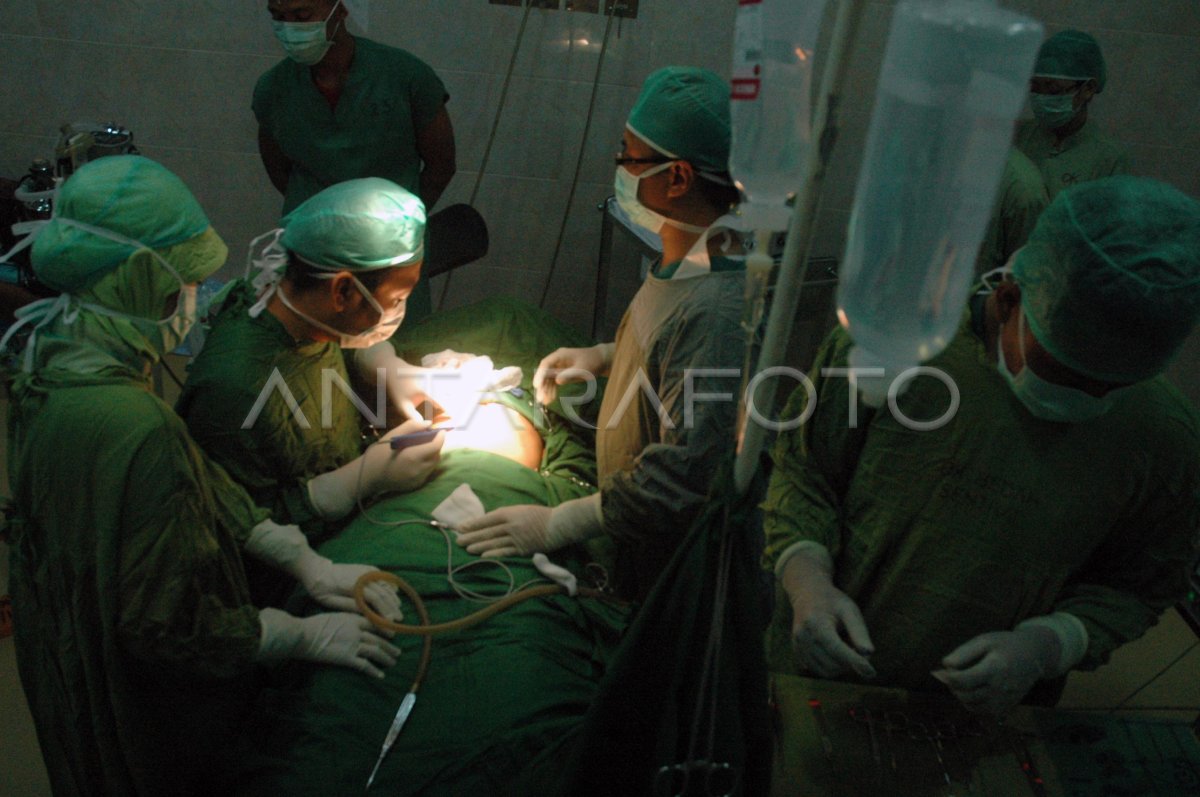 PEMBUATAN DAUN TELINGA ANTARA Foto