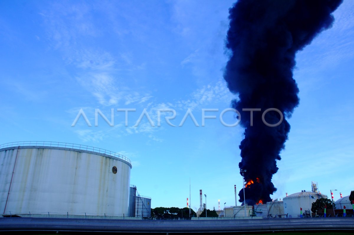 TANGKI PERTAMINA TERBAKAR | ANTARA Foto