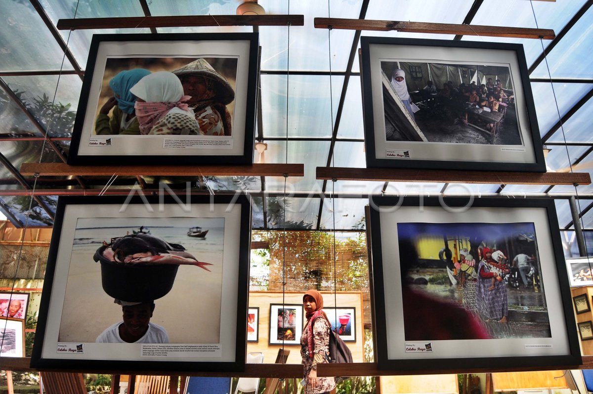 PAMERAN FOTO PEREMPUAN | ANTARA Foto