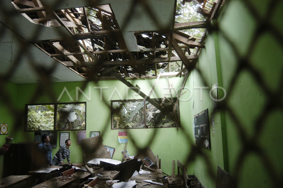 RUANG KELAS AMBRUK | ANTARA Foto