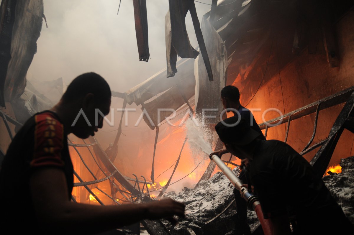 KEBAKARAN GUDANG | ANTARA Foto