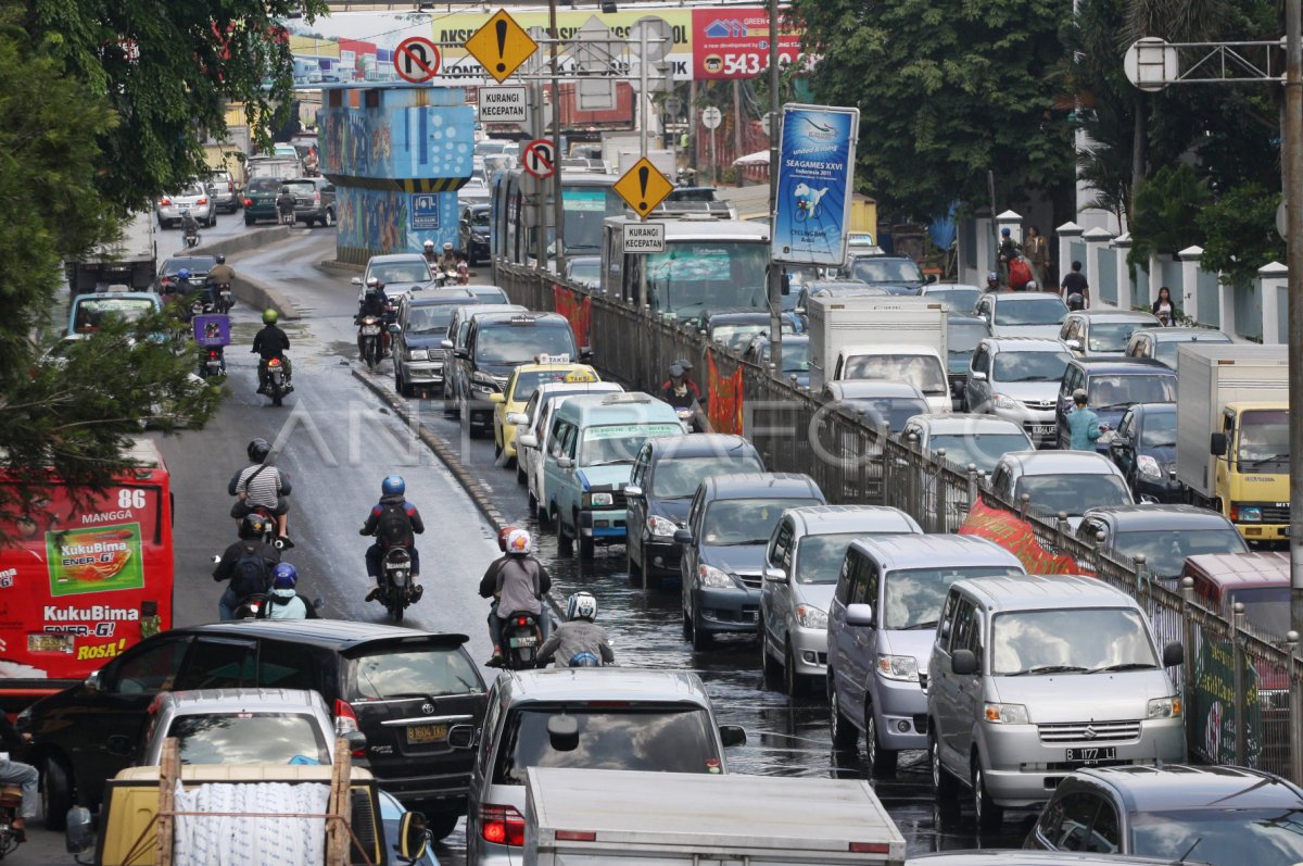 Pembatas Jalur Busway Antara Foto