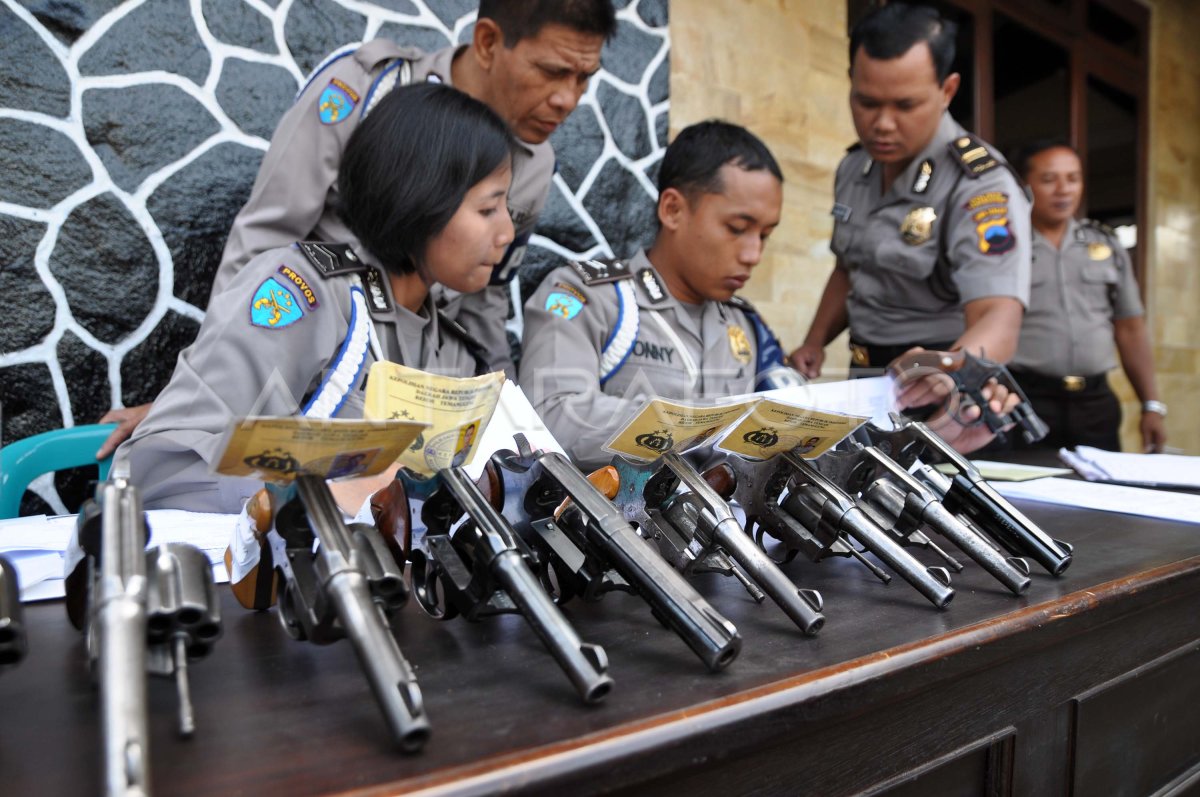 PEMERIKSAAN SENJATA POLISI. | ANTARA Foto