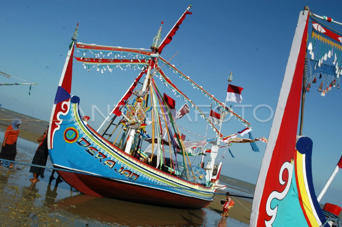 Perahu Hias Antara Foto