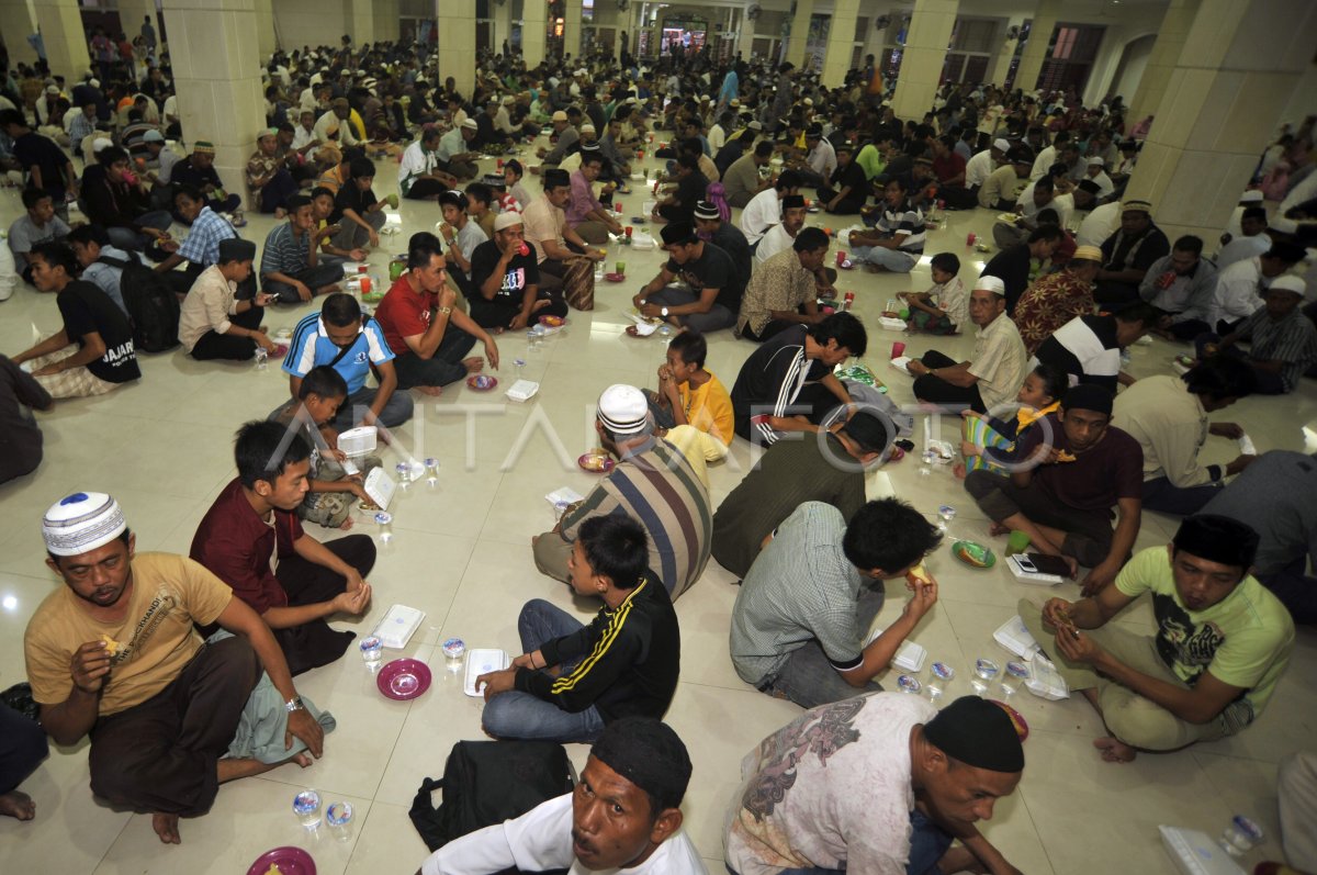 BUKA PUASA | ANTARA Foto