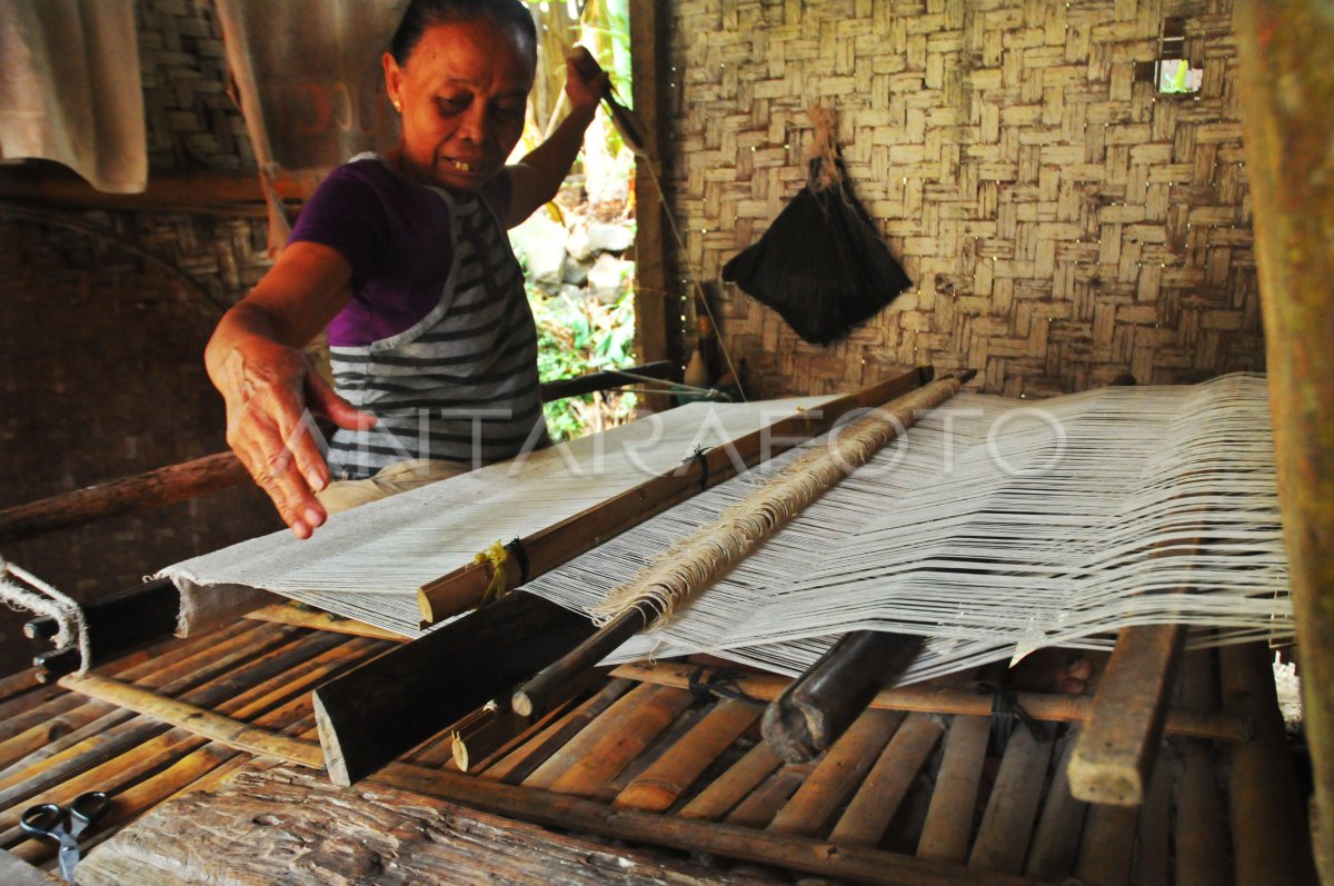 KAIN TENUN LAWON ANTARA Foto