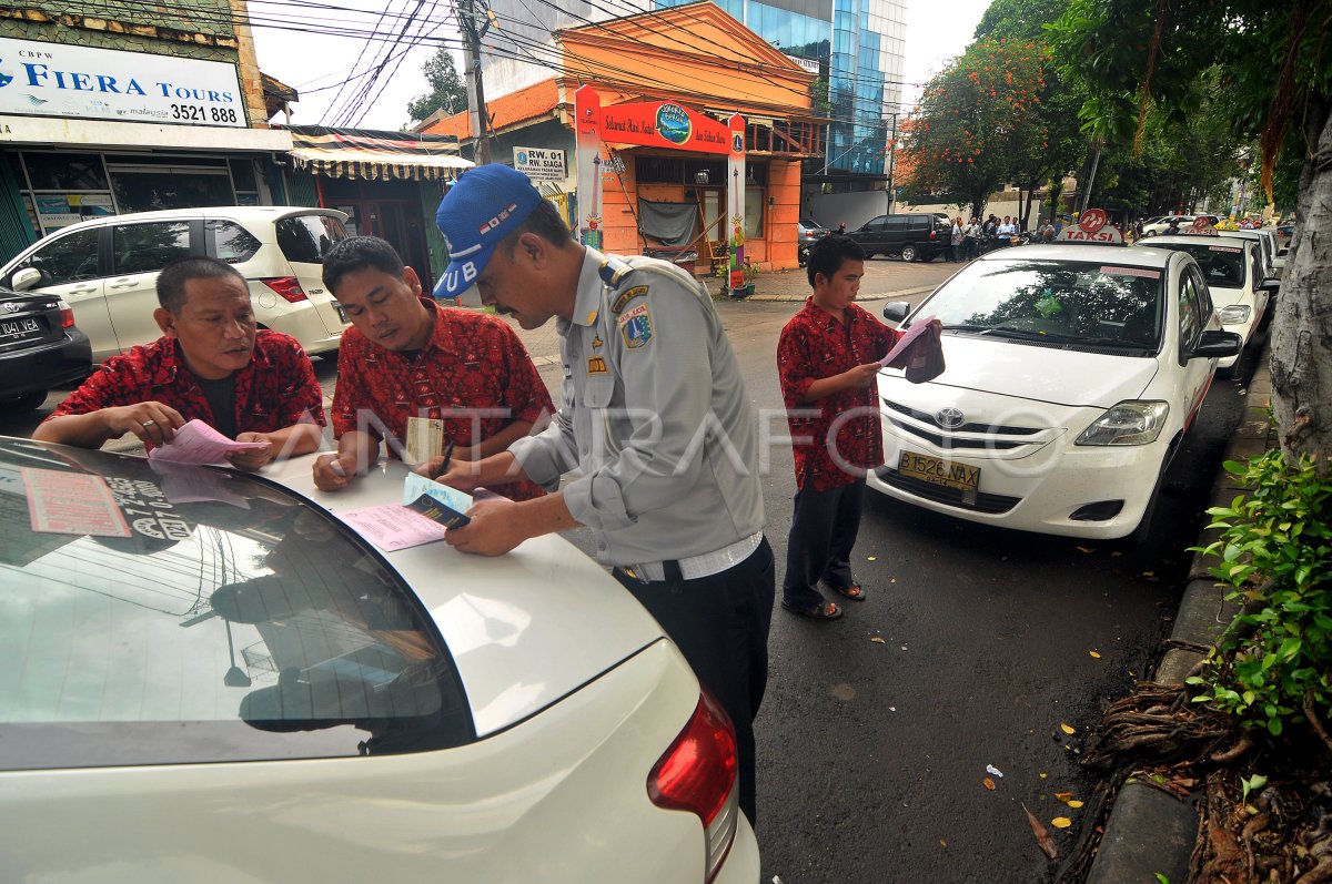 PARKIR SEMBARANGAN | ANTARA Foto