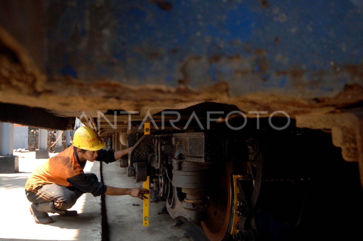 Perawatan Gerbong Kereta Api Antara Foto