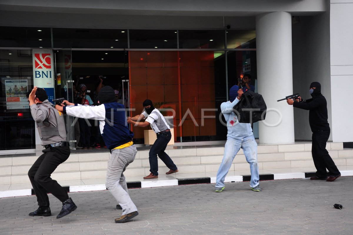 Simulasi Penanganan Perampokan Bank Antara Foto