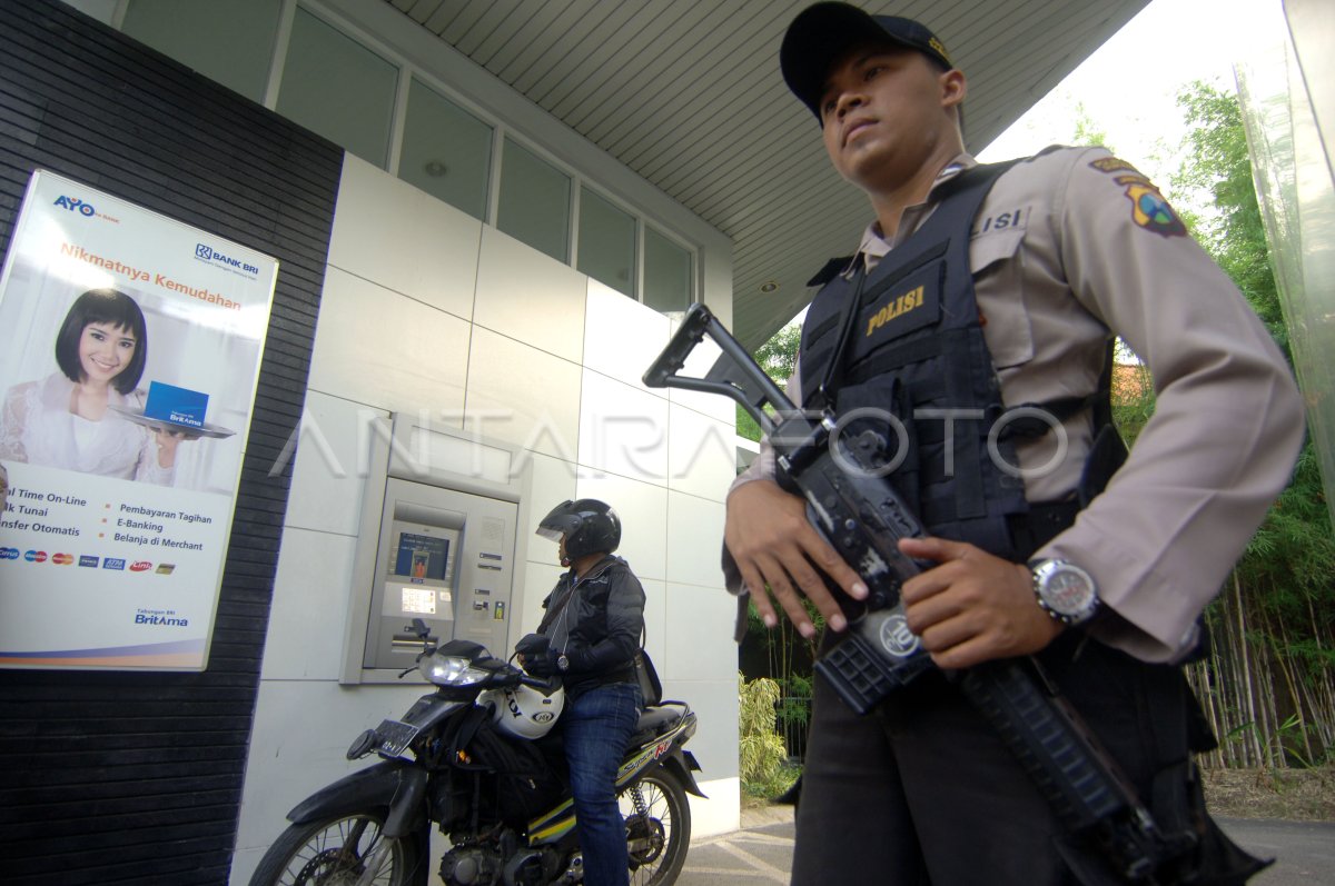 PENGAMANAN ATM | ANTARA Foto