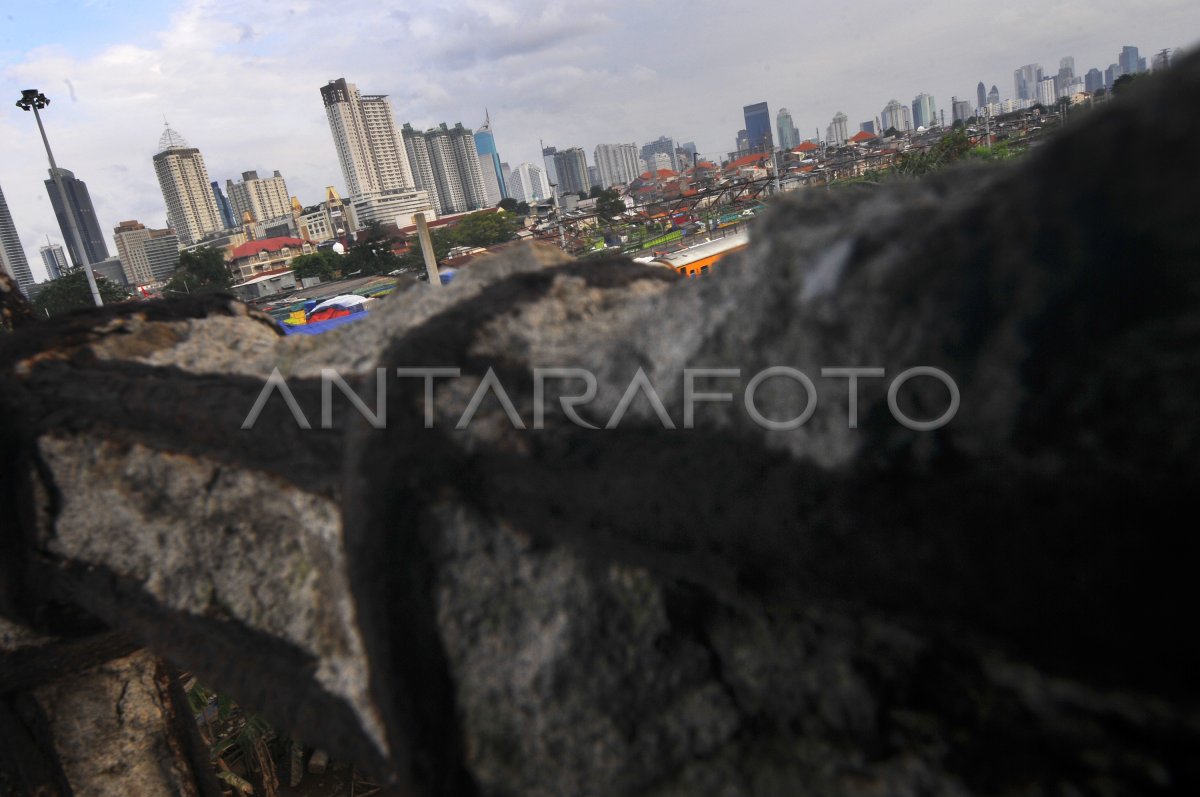 PERTUMBUHAN EKONOMI MELAMBAT | ANTARA Foto