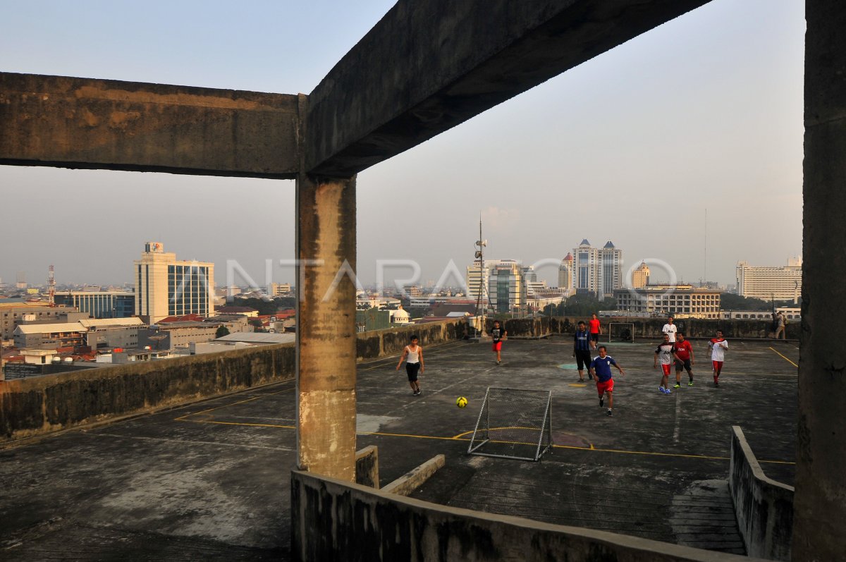 BERMAIN BOLA DI ATAP GEDUNG | ANTARA Foto