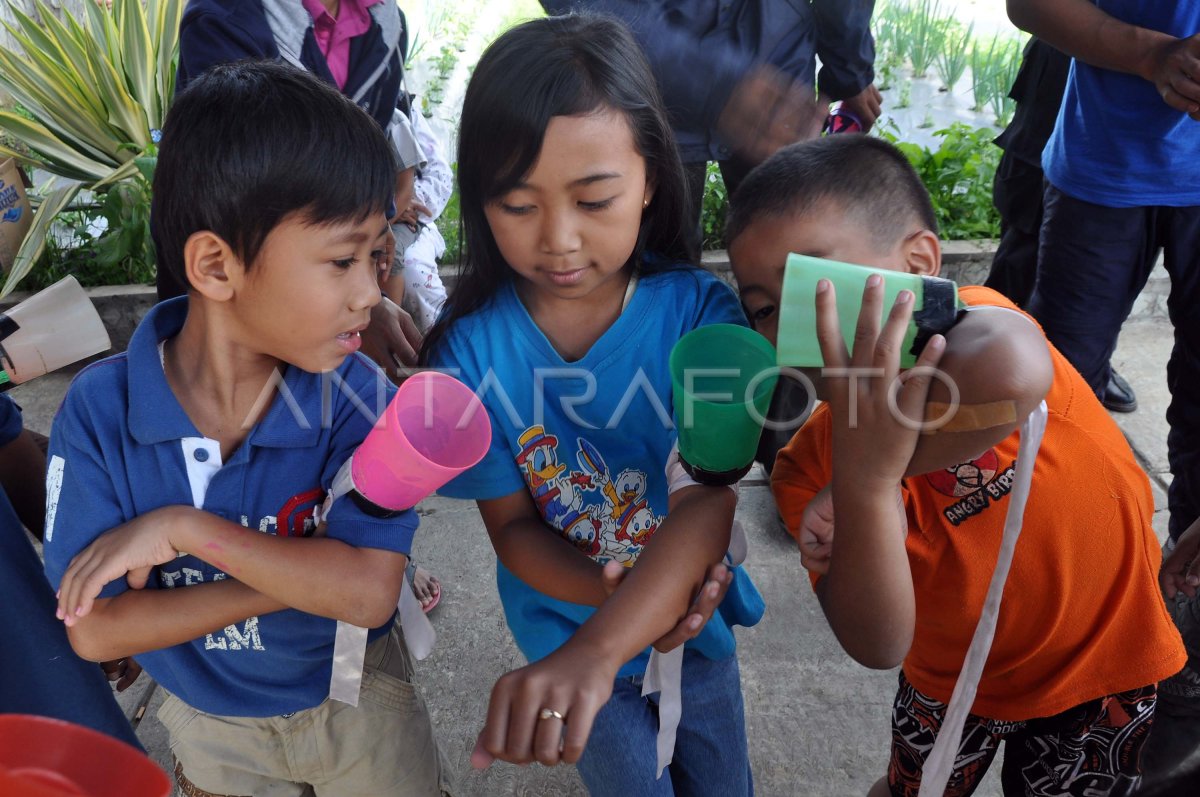 TRAUMA HEALING KORBAN LONGSOR | ANTARA Foto