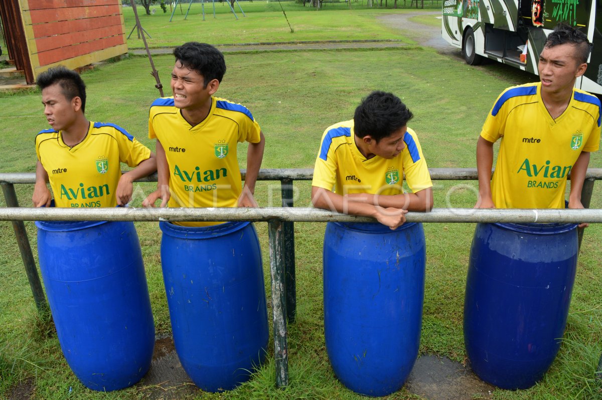 KRIOTERAPI PESEPAK BOLA | ANTARA Foto