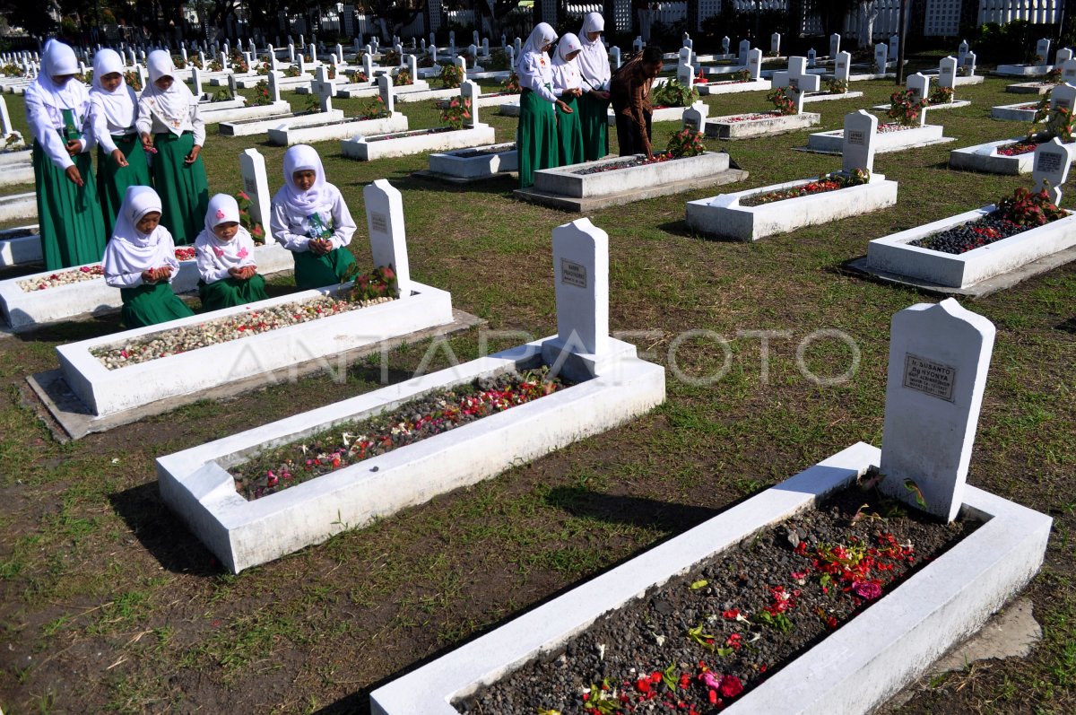 Ziarah Makam Pahlawan Antara Foto