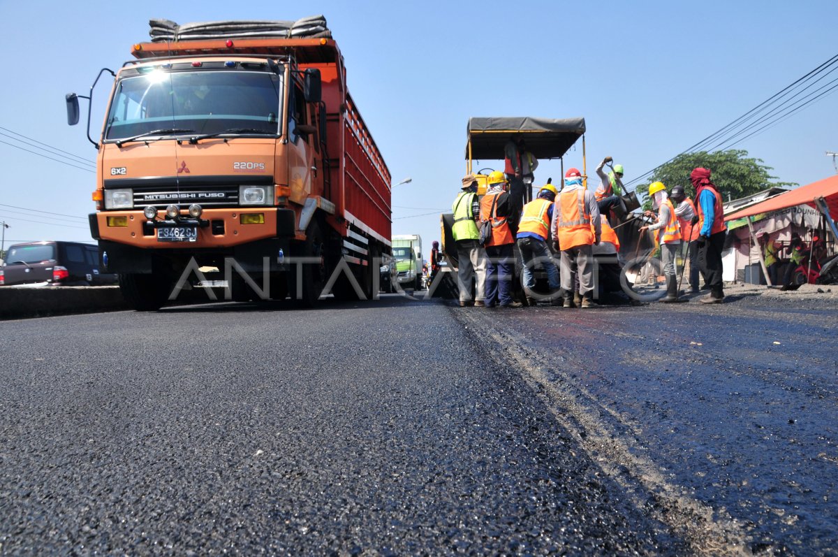 Pengaspalan Jalur Pantura Antara Foto