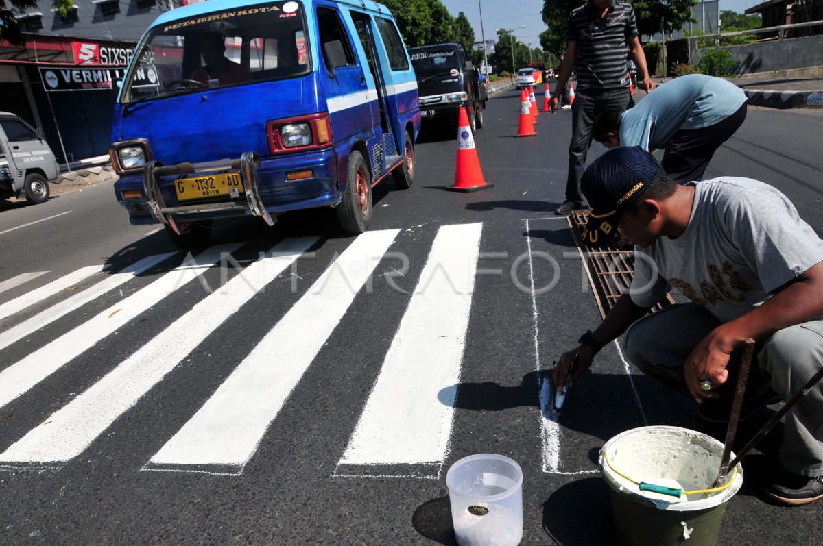 PENGECATAN MARKA JALAN | ANTARA Foto