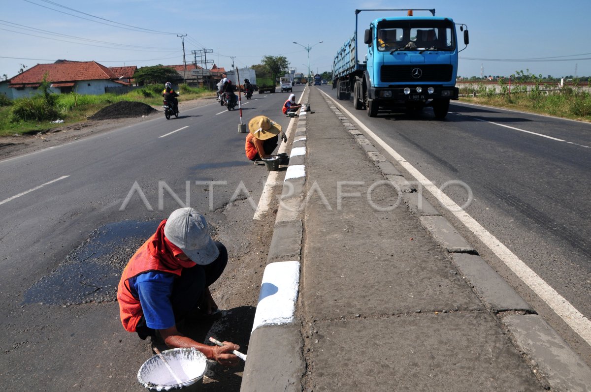PENGECATAN MEDIAN JALAN | ANTARA Foto