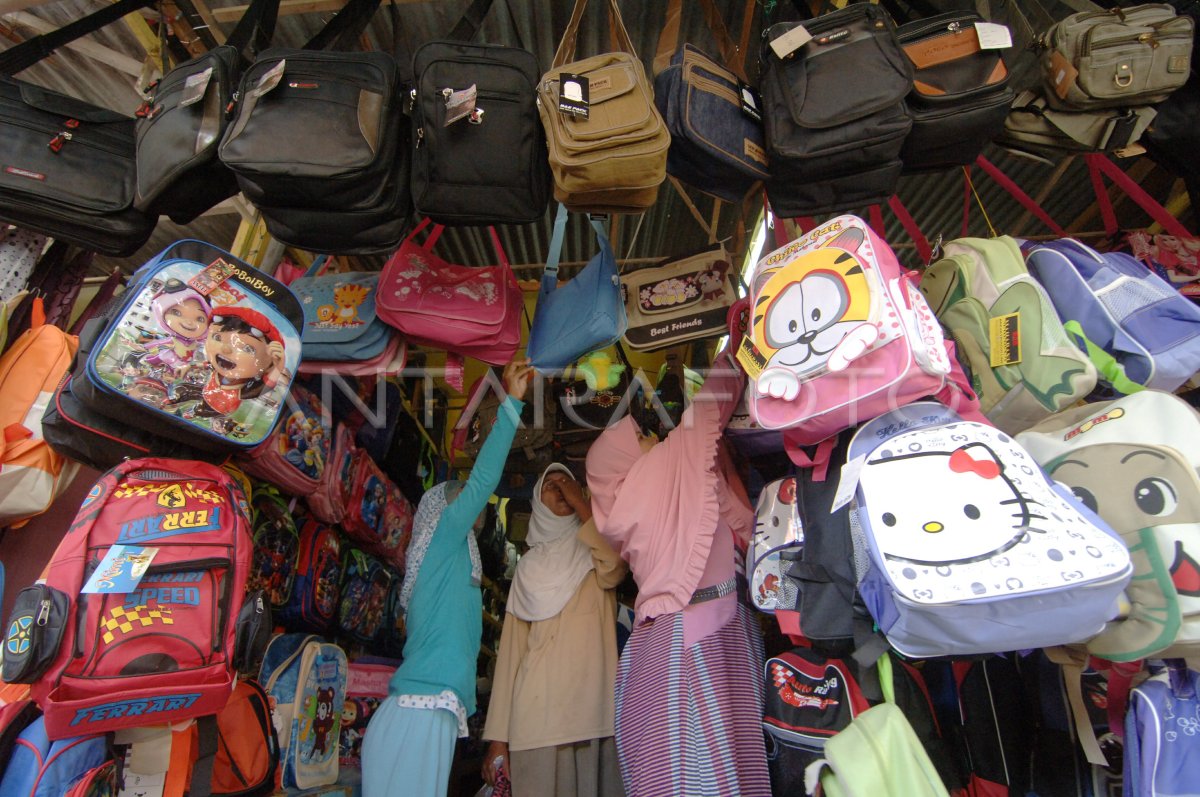 PENJUALAN TAS SEKOLAH | ANTARA Foto