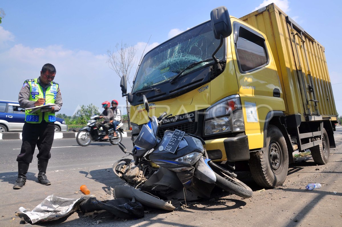 Kecelakaan Truk Tabrak Motor Antara Foto 7983