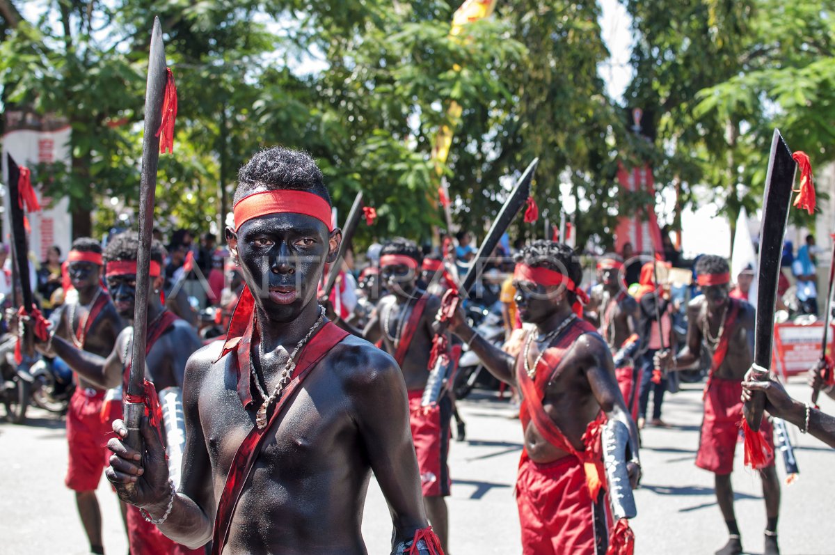 KARNAVAL BUDAYA MANGENTE AMBON | ANTARA Foto