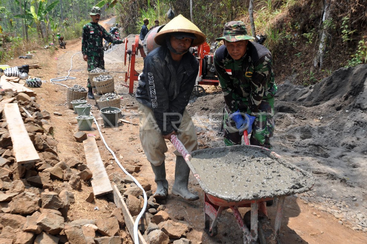 Tentara Manunggal Membangun Desa Antara Foto