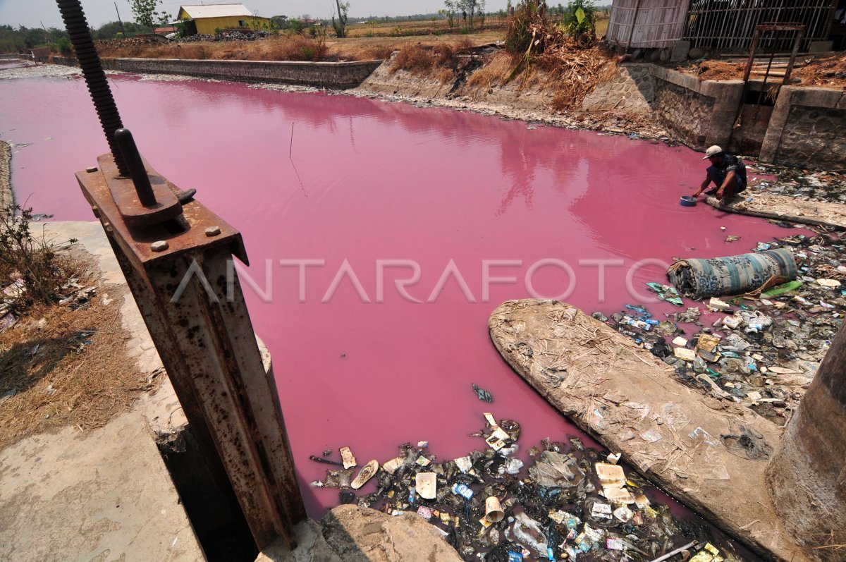 PERUBAHAN WARNA SUNGAI AKIBAT PENCEMARAN | ANTARA Foto