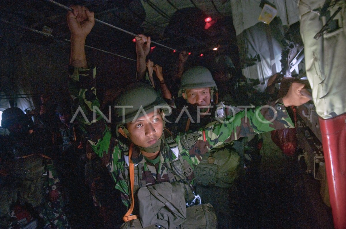 LATIHAN TERJUN PAYUNG PASKHAS | ANTARA Foto