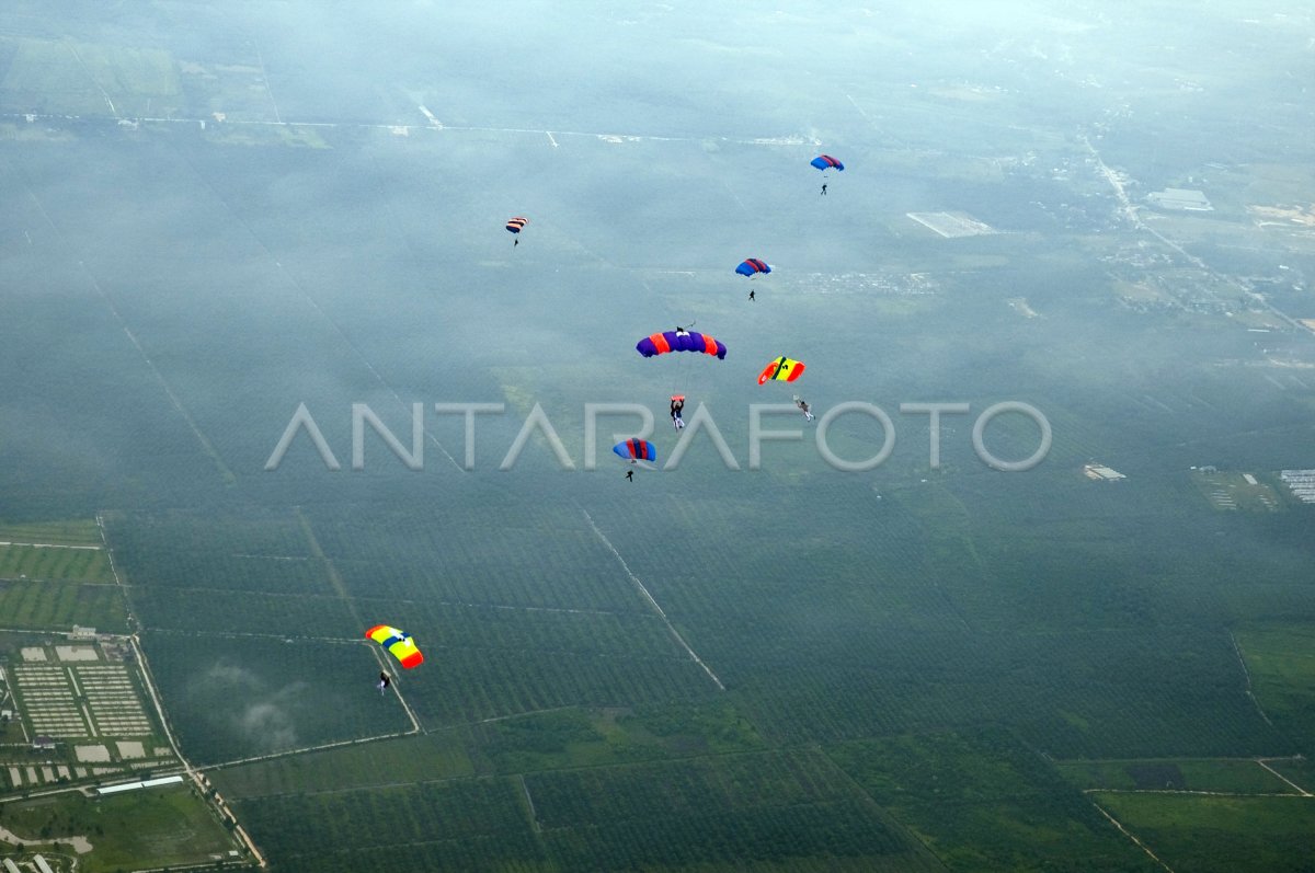 LATIHAN TERJUN PAYUNG PASKHAS | ANTARA Foto