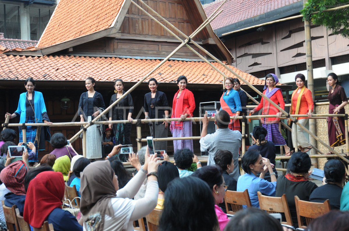 Peragaan Busana Kain Baduy Antara Foto