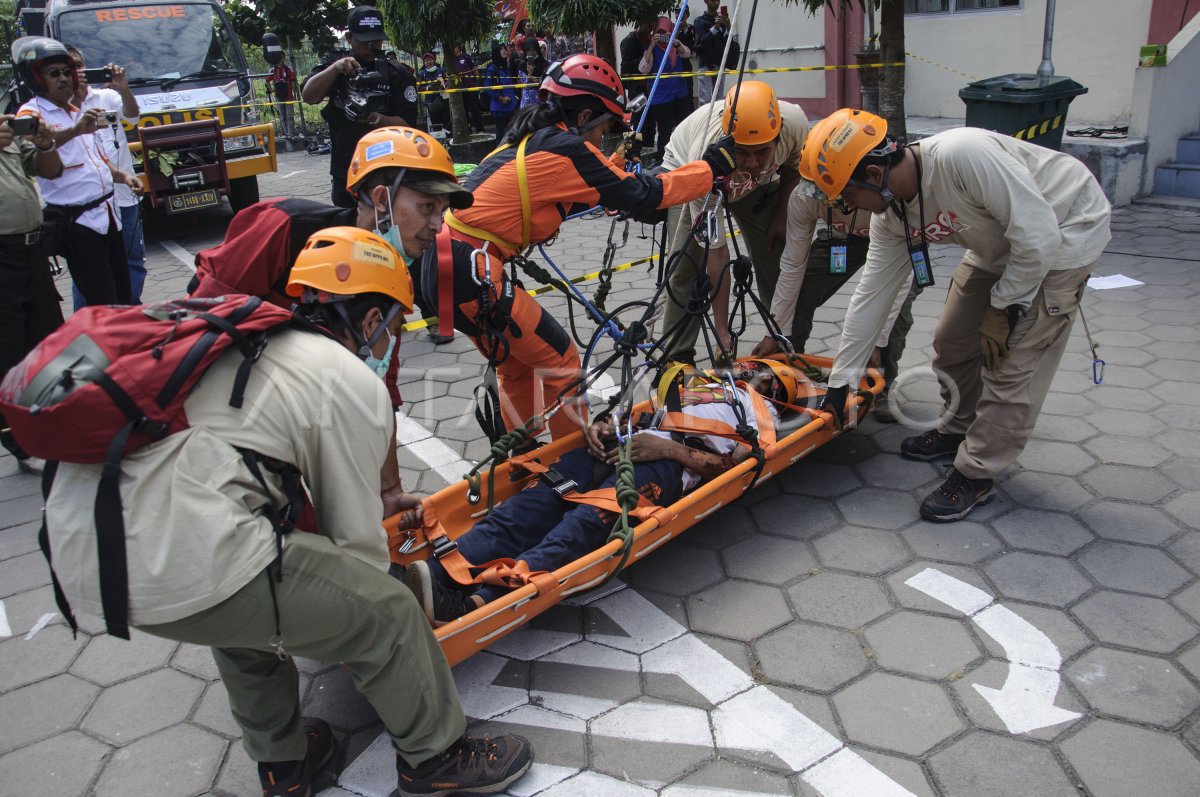 SIMULASI PENYELAMATAN KORBAN GEMPA | ANTARA Foto