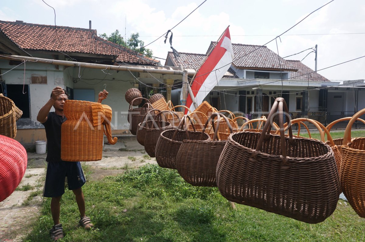 Kesulitan Perajin Rotan | Antara Foto