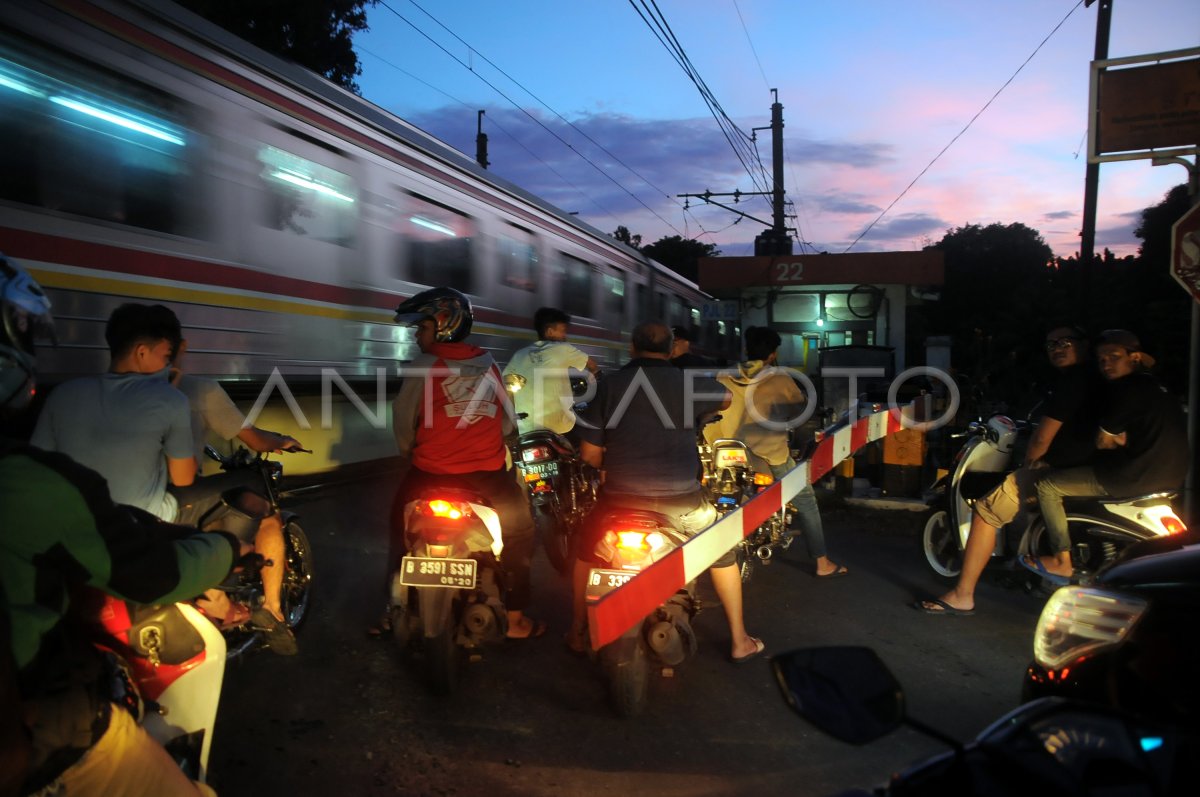 Terobos Perlintasan Kereta Api Antara Foto 9770