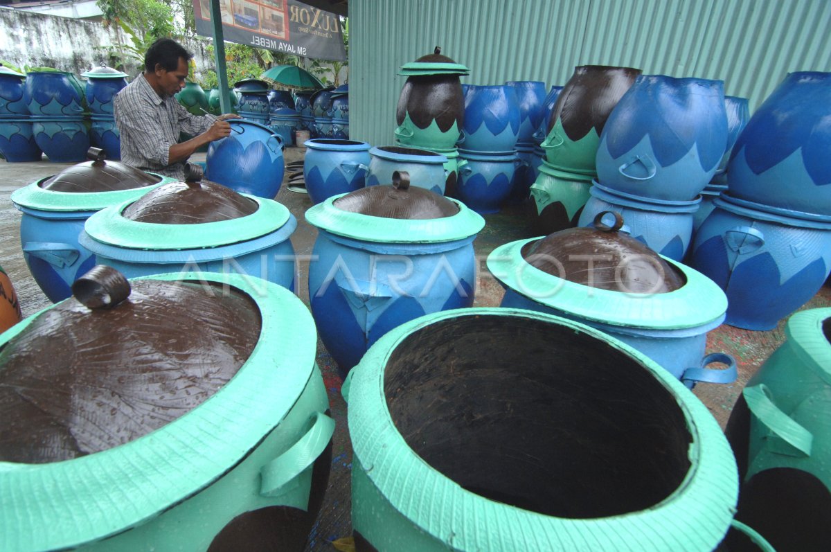 PERMINTAAN BAK SAMPAH BAN BEKAS | ANTARA Foto